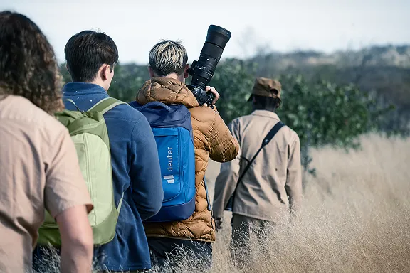 Expeditionsgruppe unterwegs in der Savanne